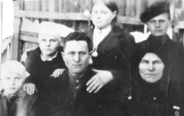 Жучков Е А с женой и детьми после возвращения из трудармии 1946 г Началась - фото 10