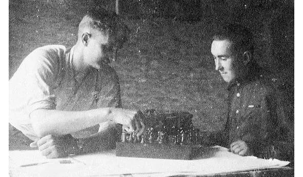 Временное затишье на Западном фронте редкая минута отдыха Герман и командир - фото 10