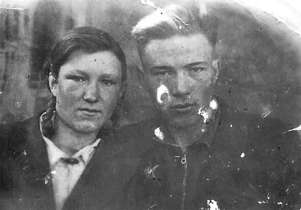 Младший брат бабушки Евграф Васильевич Шеметов с женой Александрой В 1949 г - фото 11