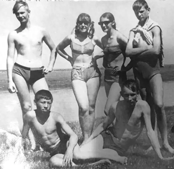 Стоят Сережа Ковалев Нина Моисеева Галя Мемлина и Володя Яковлев сидят - фото 19