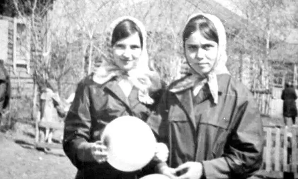 Лучшие подружки Зоя Малунова и Эльвира Шварцкопф 1972 г Мы до сих пор - фото 20