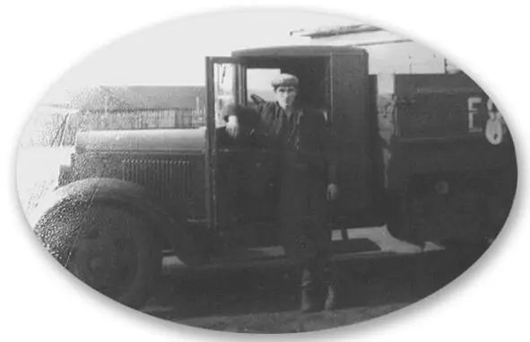 Тот самый автомобиль ЗИС355 Папа готов к рейсу 1957 г Мама помогала ему - фото 23