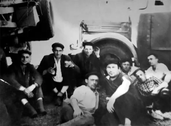 Уборочная Отец на заднем плане в центре Моего папы не стало 14 июля 1991 года - фото 28
