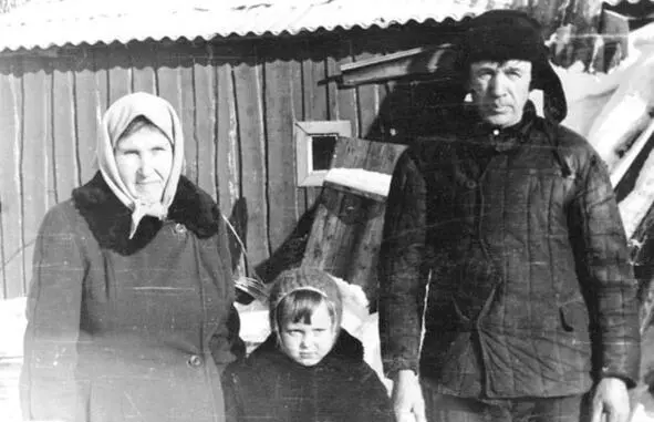 С бабушкой и дедом Гудиновыми Евгенией Васильевной и Михаилом Андреевичем Я - фото 29