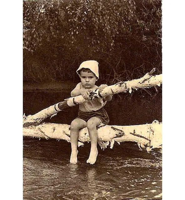 Сережа на реке Китой Сережа с тетей Мэри Сережу любила вся родня в школе и - фото 30