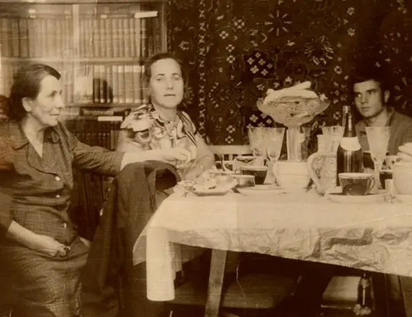 Слева направо Вера Ивановна Щепина ее дочь Надежда Решетникова и внук Сергей - фото 36