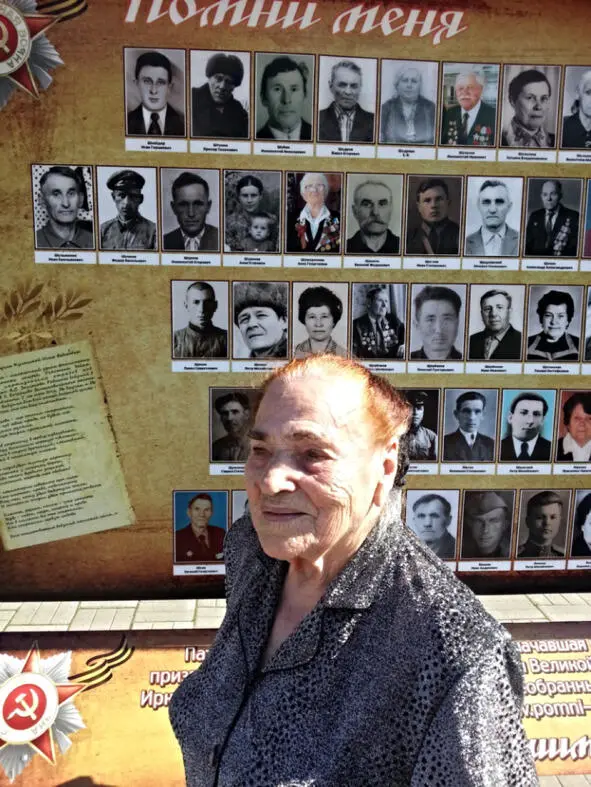 Решетникова Надежда Савватеевна моя мама у стенда с фотографией брата Павла - фото 77