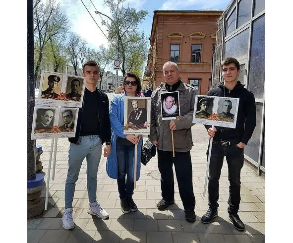 Сергей Ольга я Алексей на акции Бессмертный полк А в своем повествовании я - фото 13