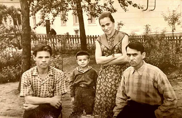 Михаил Макаров слева я мама и папа во дворе нашего дома Делать нечего - фото 24