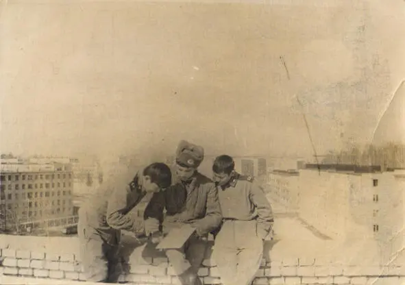 Справа Базаров из Андижана В начале службы ухитрился налить себе в сапог - фото 9