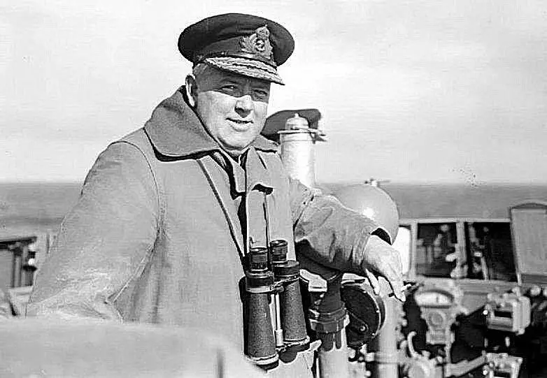 Командующий 18й эскадры крейсеров контрадмирал Стюарт БонэмКартер на мостике - фото 1