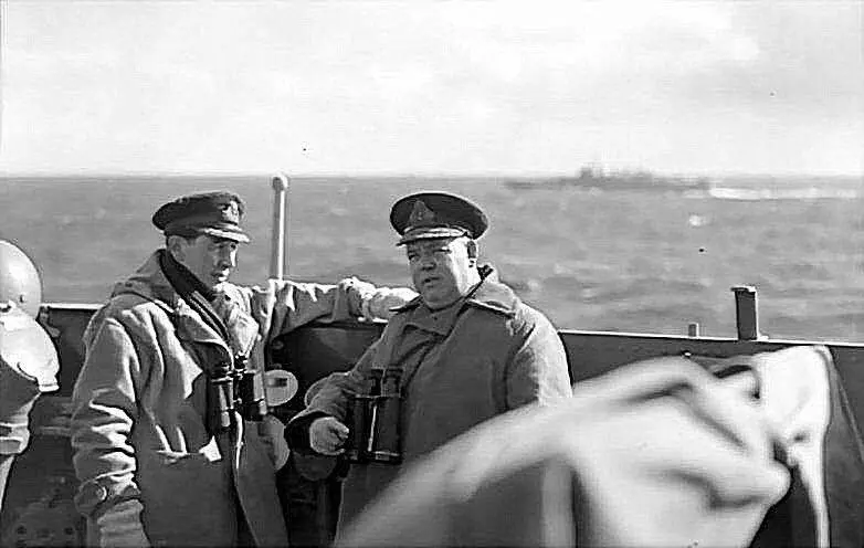 Командир Эдинбурга кэптен Хью Фолкнер и командующий 18й эскадры крейсеров - фото 3