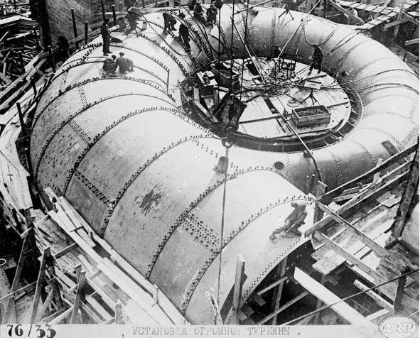 Монтаж турбины на ДнепроГЭС в 1932 г Установление тоталитарного партийного - фото 11