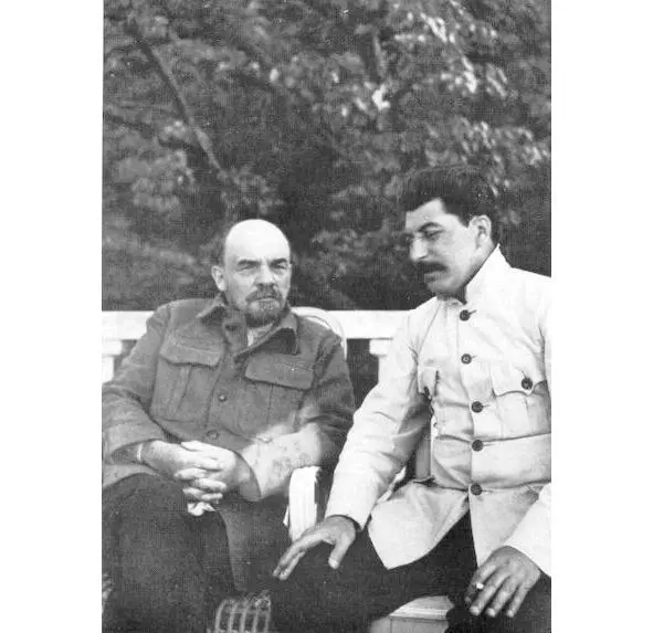 Ленин и Сталин в Горках в сентябре 1922 г Фото М И Ульяновой Свертывание - фото 8
