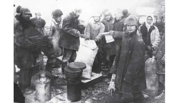 1933 г Выдача продуктов колхозникам на трудодни с Удачное Донецкой области - фото 10