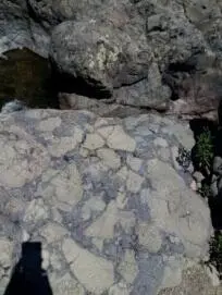 На скалах прилегающих к воде такая облицовка местами уже смыта В верхней - фото 6