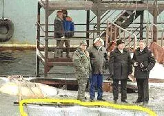 На борт лодки поднялись высокие должностные чины Позади них в палубе виден - фото 45