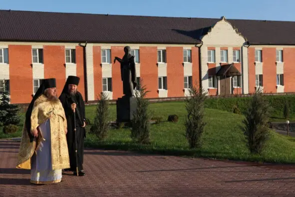 епископ Климент Родайкин и духовник обители архимандрит Алексий Дегаев - фото 2