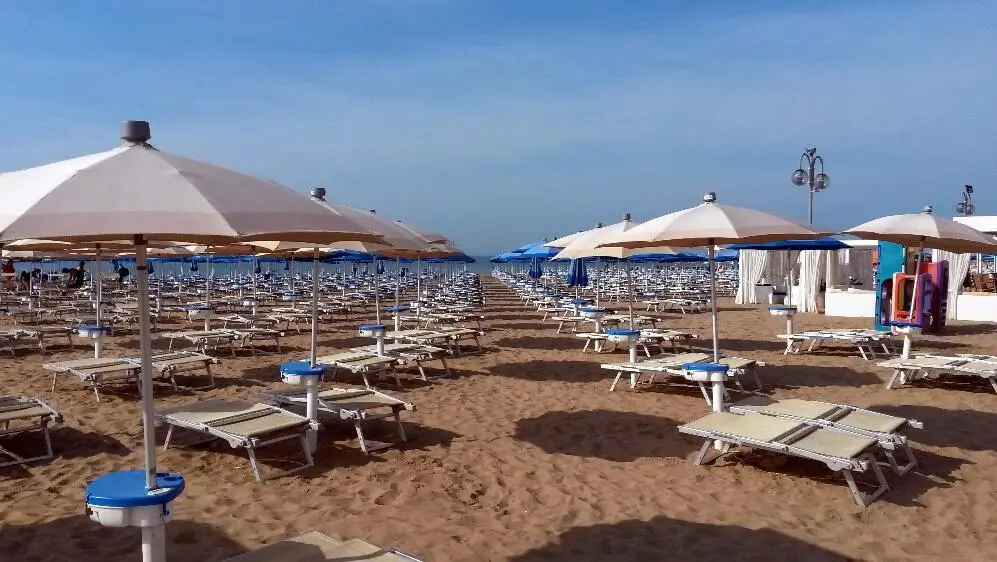 Зонтики на безлюдном пляже Второе письмо Макара Дедушкина далекой и любимой - фото 1