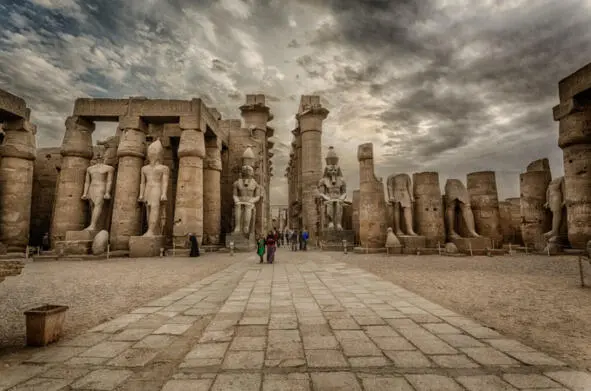 Рис 2 Луксорский храм На протяжение многих столетий больше всего удивляют - фото 9