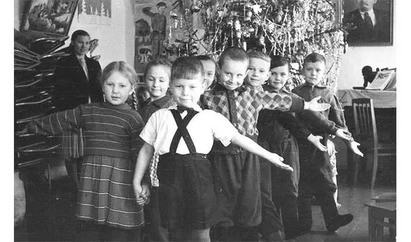 Танец у новогодней ёлочки 1961 г Но все обошлось в тот день мама одела на - фото 3