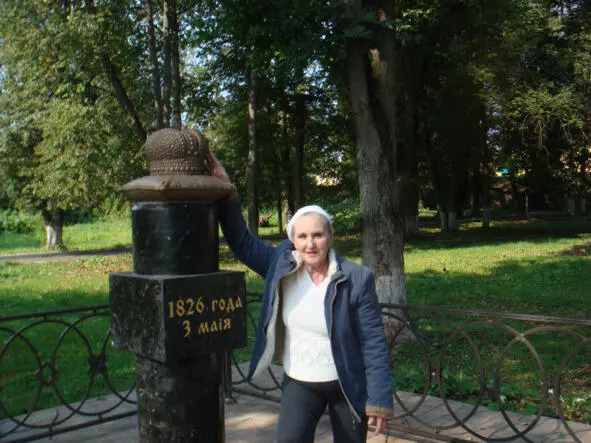Валентина Полозова у памятника царицы Елизаветы по возвращению из Крыма - фото 1