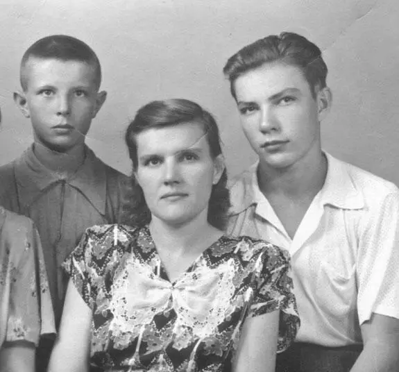 Семейное фото ЕгорвыхБайтманов слева направо Юра Нина Михайловна и Виталий - фото 4
