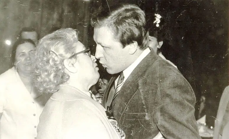 Первой Юру поздравила мама Екатерина Митрофановна Затем Юрина мама - фото 23