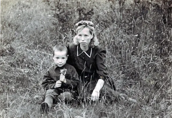С мамой Екатериной Квашко 1950е Отец Отца я не помню практически совсем - фото 4