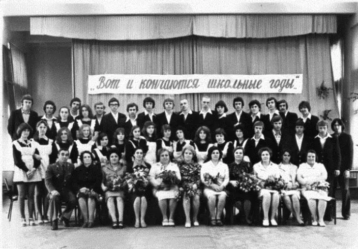 На фотографии Стэлла в среднем ряду шестая справа около мальчиков - фото 14