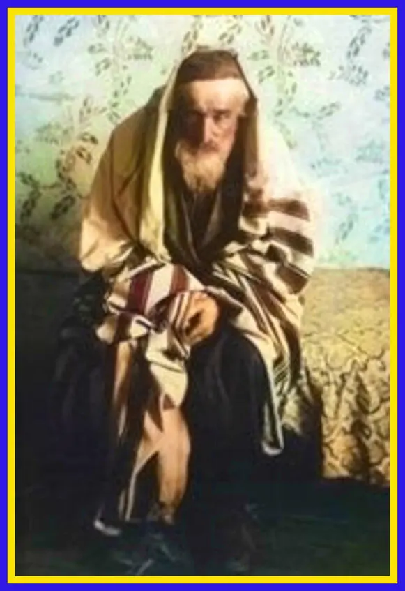 Молящийся старик Летичев Евреи на фотографиях экспедиции Анского Волынь - фото 41