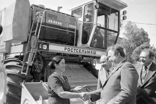 Н В Переверзева Л А Иванченко и Ю А Песков у нового комбайна Дон1500 - фото 26