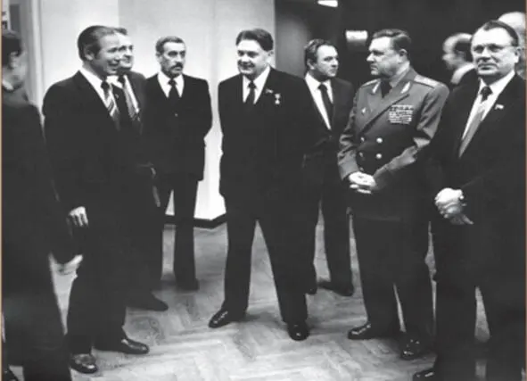 В перерыве областной партийной конференции КПСС 14 января 1984 года В центре - фото 8
