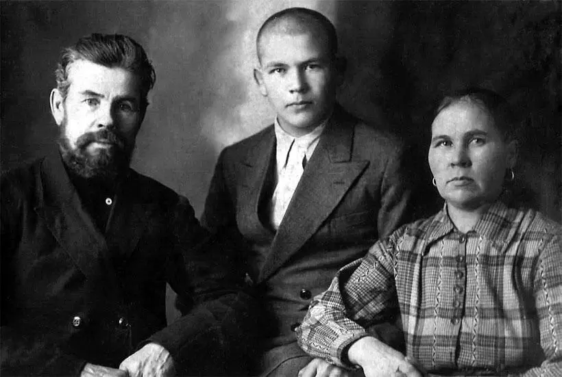 Родители Ивана Сергеевича Сергей Иванович и Анна Максимовна и старший брат - фото 3
