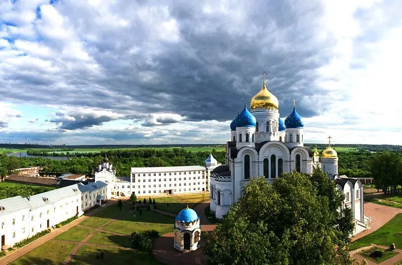 На этой фотографии слева ряд домов в которых раньше были кельи монахов В - фото 4