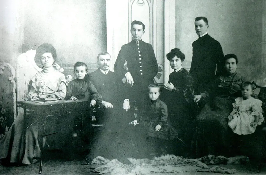 Фотографию семьи Мейстрик мне прислала Светлана Фирсова внучка А А Местрик - фото 24