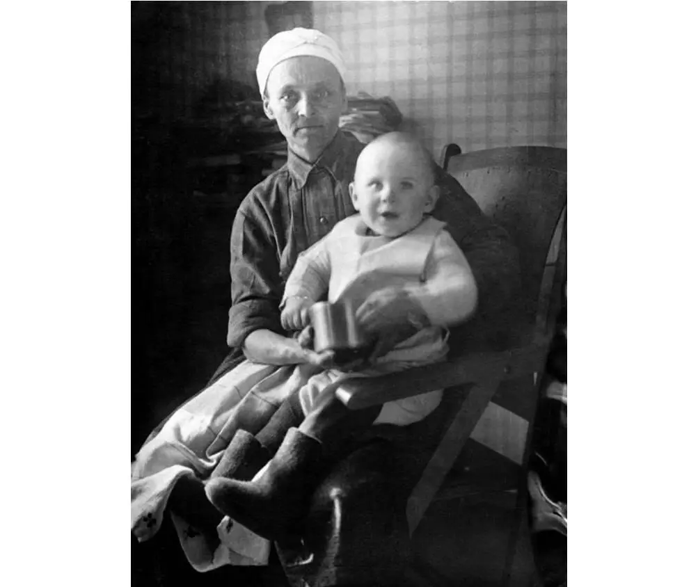 Фото 11 Няня Люленька и Аркадий Викторович Ужанов 1 год 1930 Так вот Во - фото 11