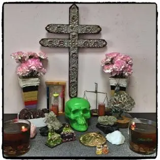 un mantel verde un coco una balanza una vela o velón que represente la Justicia - фото 33