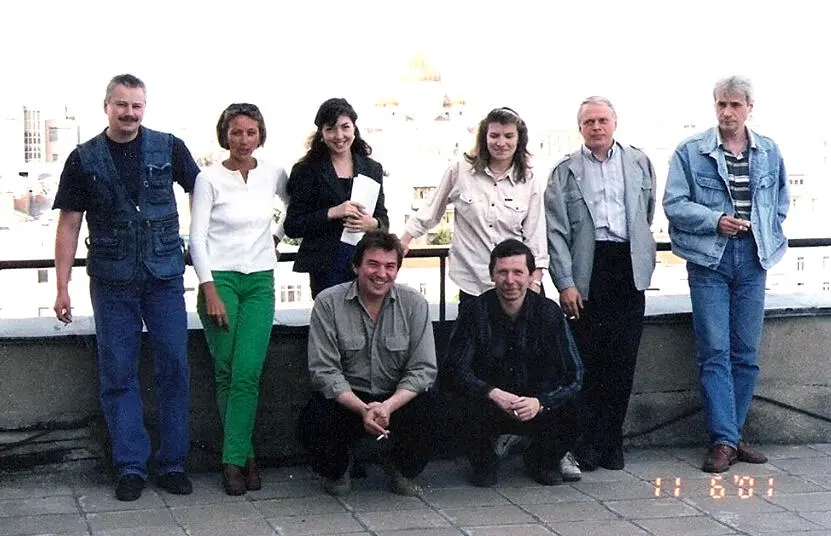 Июнь 2001 года Сотрудники новостной редакции REN TV на крыше здания на - фото 3