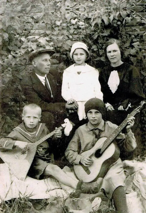 На фотографии баба Лёля дед Иван их дети С гитарой мама Кстати видите - фото 2