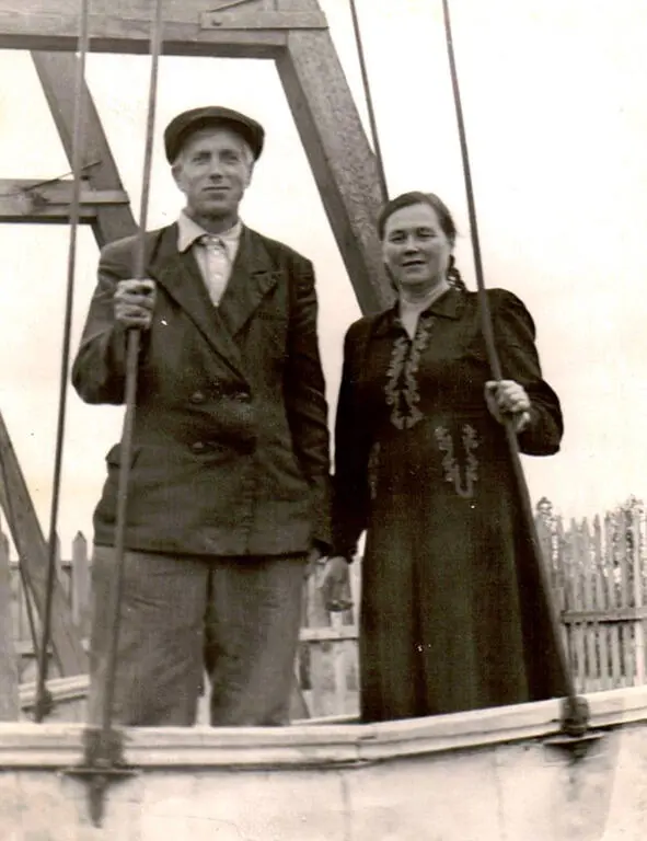 А здесь обращаем внимание на бабушкино платье А Вот На второй фотографии - фото 29