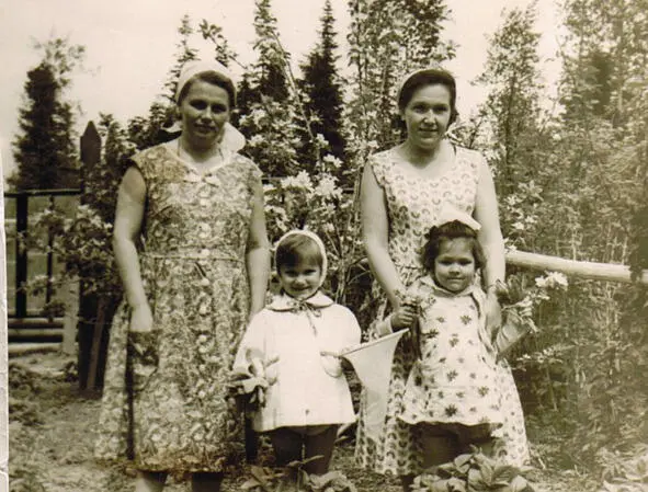 На второй фотографии мы с мамой слева ТИГРА НЕБЛАГОДАРНАЯ СМЕРТЕЛЬНО ОПАСНАЯ - фото 30