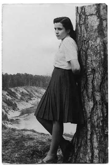 В парке Вингис 1947 Стефания ПалюлитеЛадигене 1920 Весной 1944 она приняла - фото 17