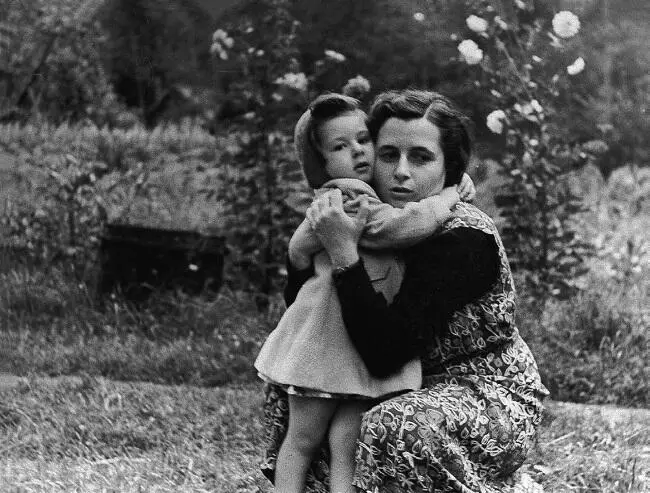 С дочкой Алиной Вильнюс около 1958 Яков Бум Алина Ирена Вильнюс начало - фото 32