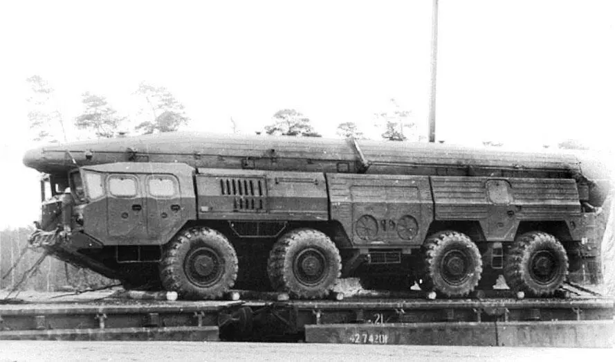Транспортная машина 9Т215 с контейнером 2Т230 Фото сделано во время вывода - фото 23