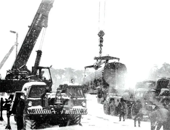 Кран на шасси МАЗ543 осуществляет погрузку контейнера с ракетой на - фото 27