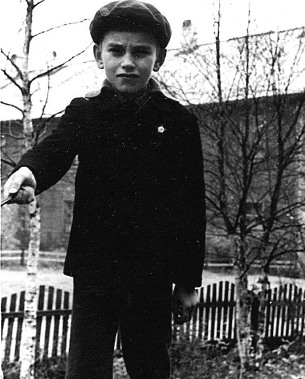Сергей Сельянов Начало 1960х На съемках любительского фильма про Джона - фото 4