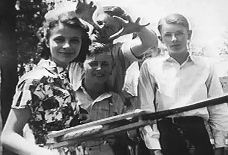 Джини в детстве Глава 1 Золотая девочка Все часто начинается с заднего - фото 2