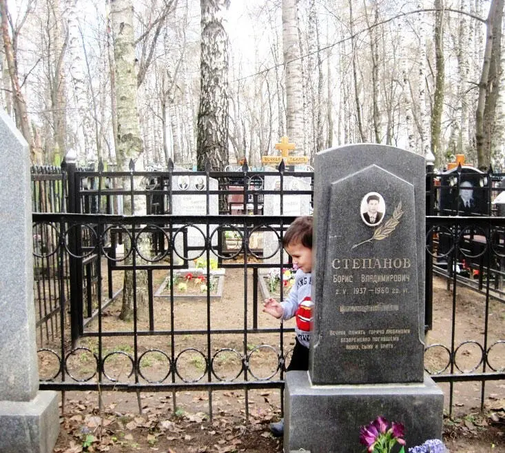 На этом снимке в предыдущем ряду вроде бы виден краешек гранитного памятника - фото 16