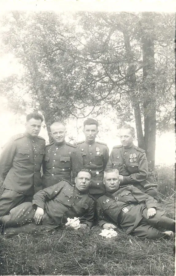 КУТНА ГОРА МАЙ 1945 г Отец в верхнем ряду крайний слева Дальше - фото 18